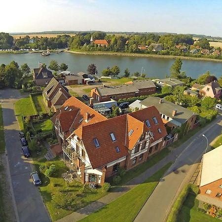 Kanalvilla - Urlaub am Nord-Ostseekanal - zwei Ferienwohnungen im Angebot- eine im Dachgeschoss und eine Wohnung mit Garten Sehestedt  Exterior foto