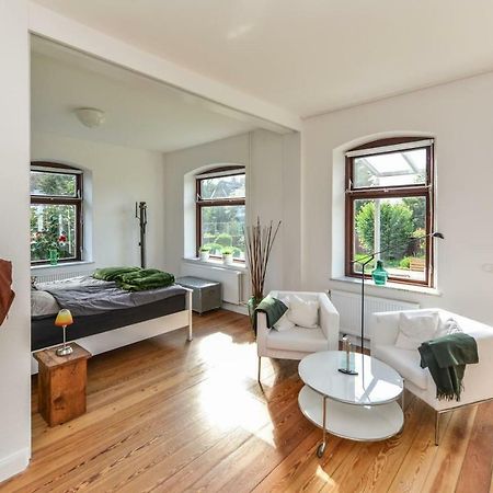 Kanalvilla - Urlaub am Nord-Ostseekanal - zwei Ferienwohnungen im Angebot- eine im Dachgeschoss und eine Wohnung mit Garten Sehestedt  Exterior foto