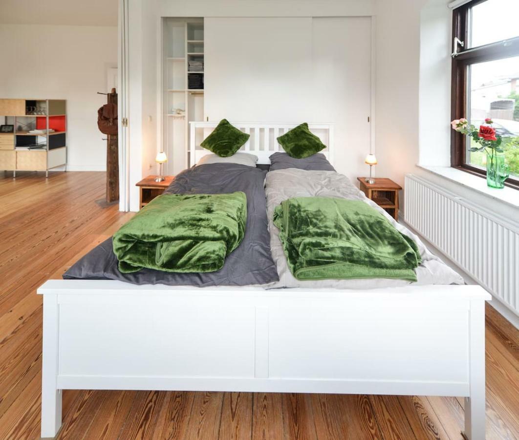 Kanalvilla - Urlaub am Nord-Ostseekanal - zwei Ferienwohnungen im Angebot- eine im Dachgeschoss und eine Wohnung mit Garten Sehestedt  Exterior foto
