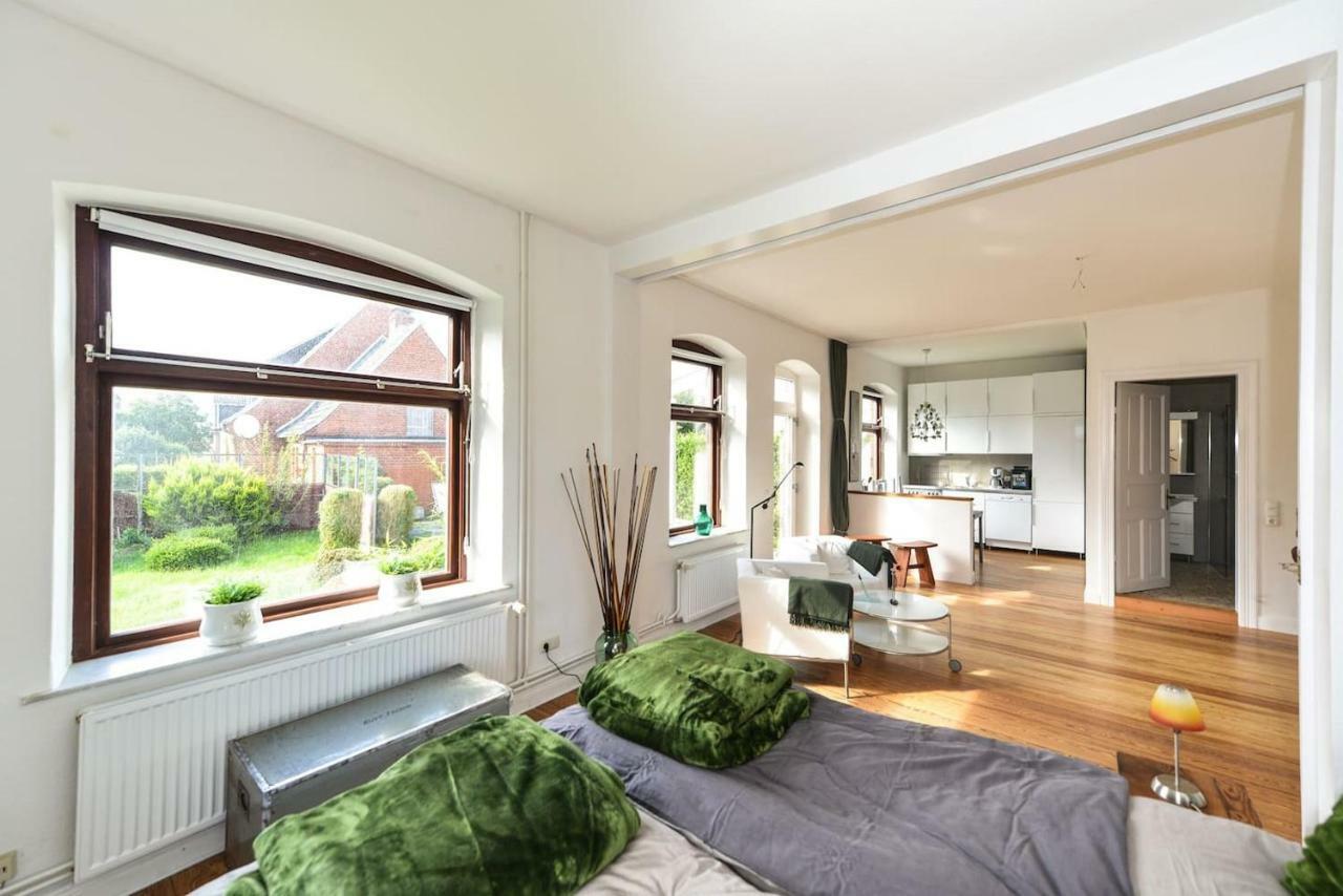 Kanalvilla - Urlaub am Nord-Ostseekanal - zwei Ferienwohnungen im Angebot- eine im Dachgeschoss und eine Wohnung mit Garten Sehestedt  Exterior foto