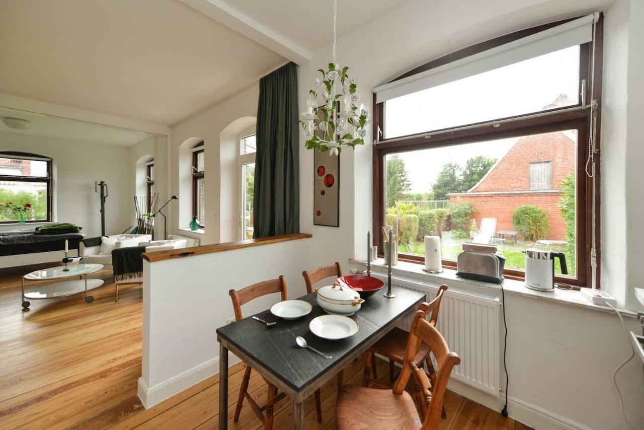 Kanalvilla - Urlaub am Nord-Ostseekanal - zwei Ferienwohnungen im Angebot- eine im Dachgeschoss und eine Wohnung mit Garten Sehestedt  Exterior foto